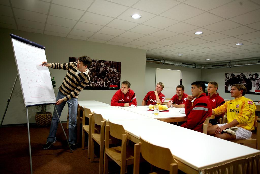Goalfever Sports & Guesthouse Essen Exterior foto